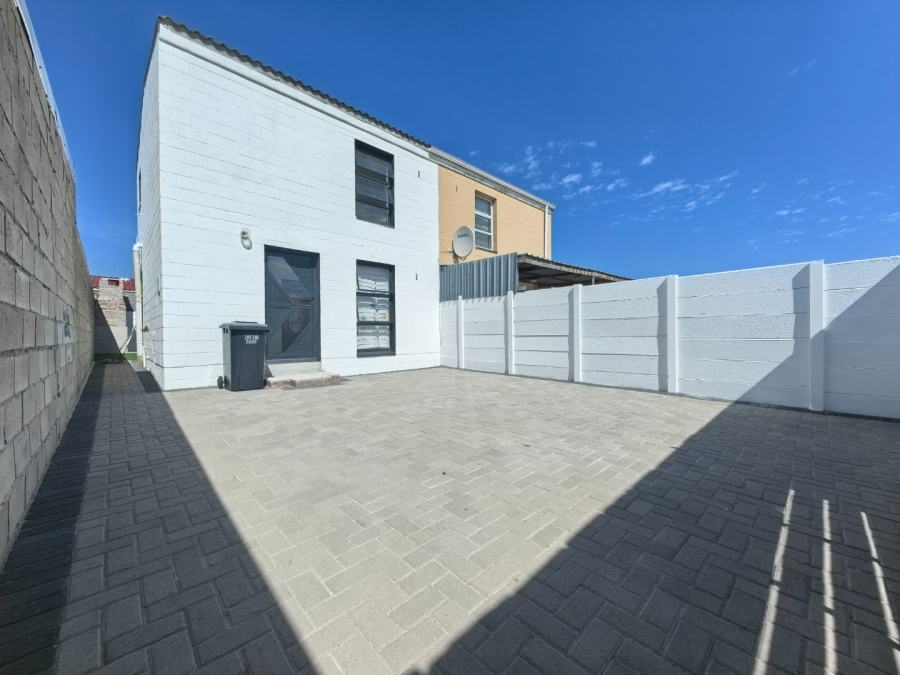 2 Bedroom Property for Sale in Eastridge Western Cape